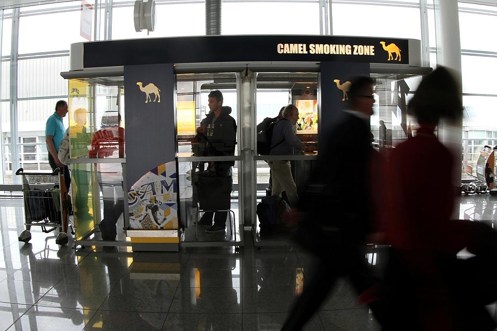 Raucherbox in einem Flughafen (Archiv)
