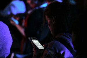 Junge Frau mit Smartphone am 28.05.2025