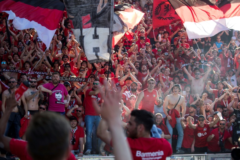 Fußballfan kann Ermittlungen zu weggenommener Fahne im Stadion nicht erzwingen