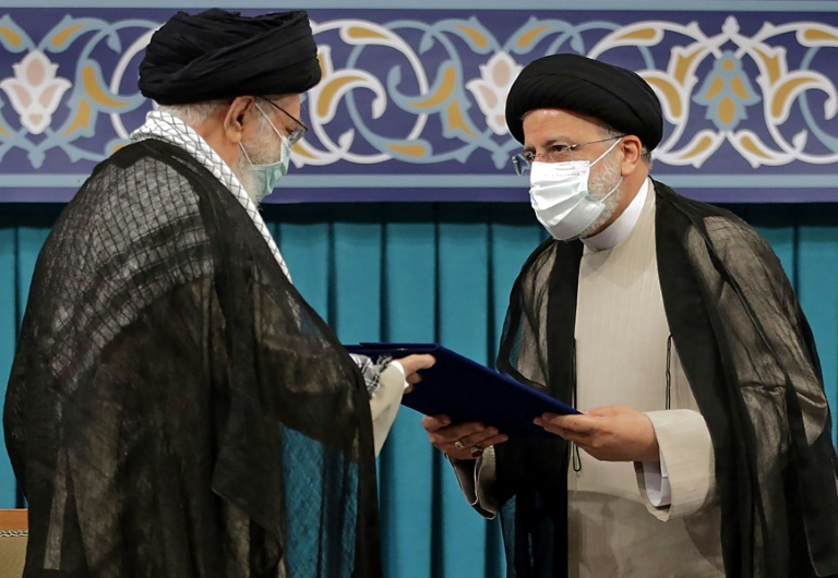 Ultrakonservativer Raisi im Iran ins Präsidentenamt eingeführt