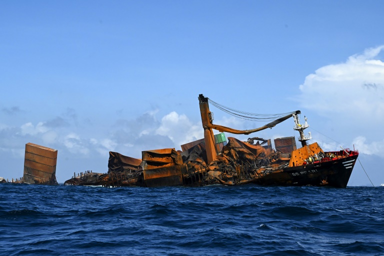 Nach zweiwöchigem Brand droht Containerschiff vor Sri Lanka zu sinken