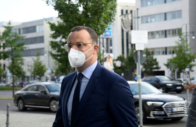 Sogenannte Querdenker bedrängen Auto von Bundesgesundheitsminister Spahn