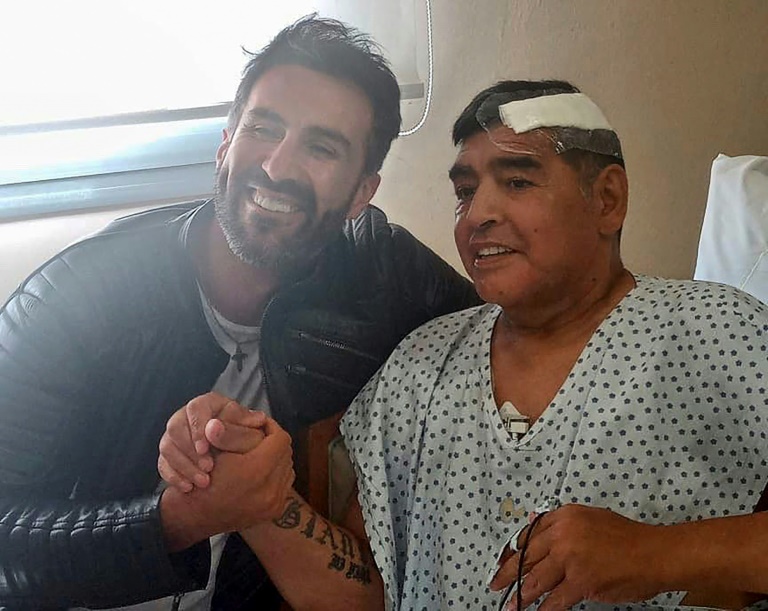 Maradona darf acht Tage nach Gehirn-OP Krankenhaus verlassen