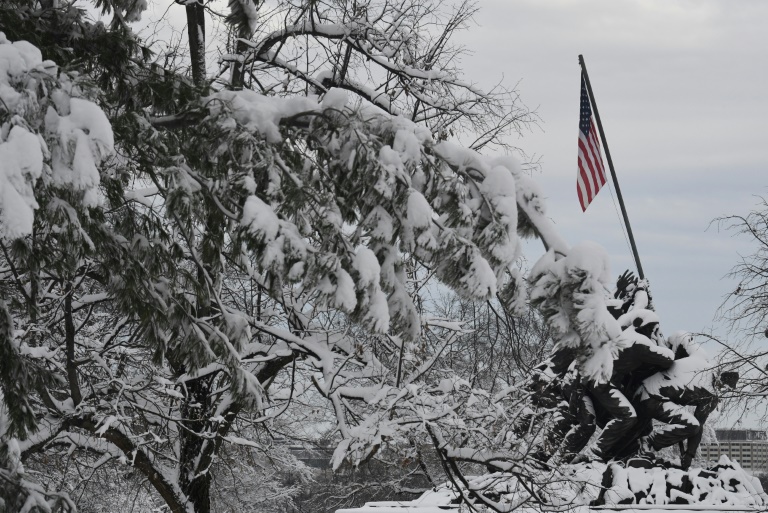 Autofahrer sitzen nach Schneesturm an US-Ostküste 24 Stunden und länger fest