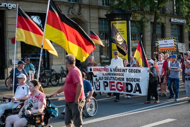 Rechtsextreme Einstellungen in der Mitte der Gesellschaft rückläufig