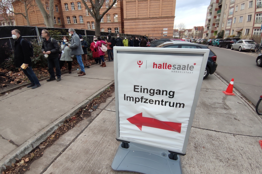 Bund und Länder planen Impfkampagne und wollen Schulen offen halten