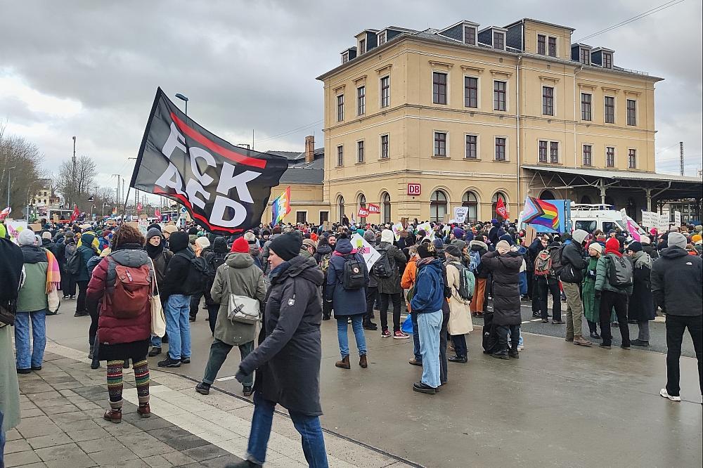 Massive Proteste gegen AfD-Parteitag – Start verzögert sich