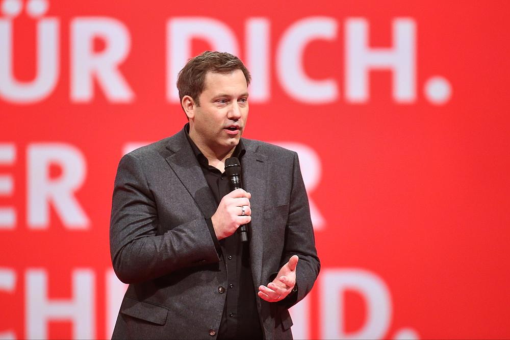 Klingbeil wirft Union „Verstecken“ von Merz vor