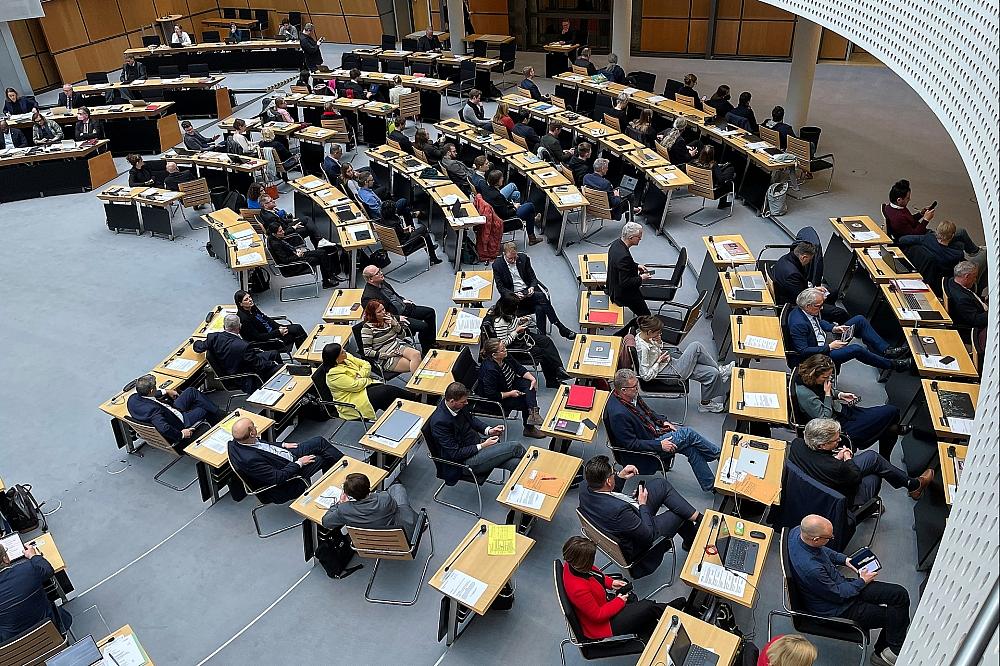 Auschwitz-Rede: Abgeordnete wenden AfD-Politiker den Rücken zu