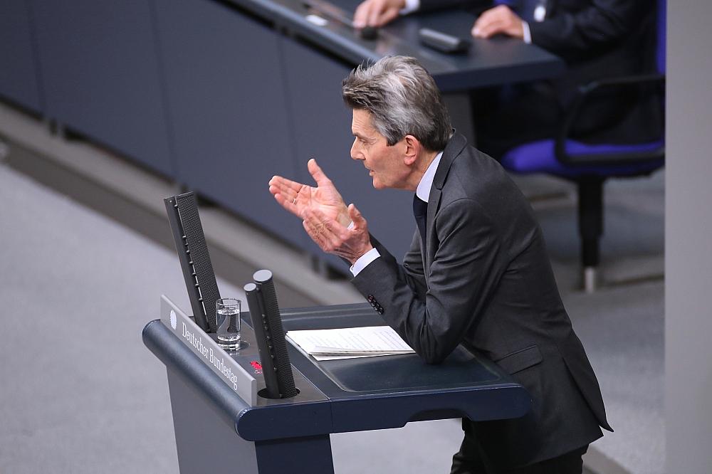 Mützenich fürchtet schleichende Zerstörung der Demokratie