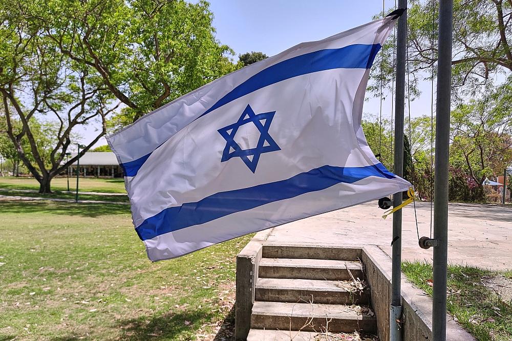Israelische Fahne in einem Kibbuz (Archiv)