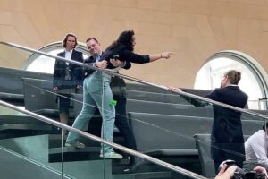 Besucherin stört Bundestagssitzung am 04.06.2025