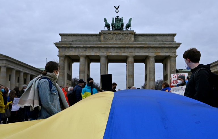 Brandenburger Tor wird am Montagabend in Ukraine-Farben angesstrahlt