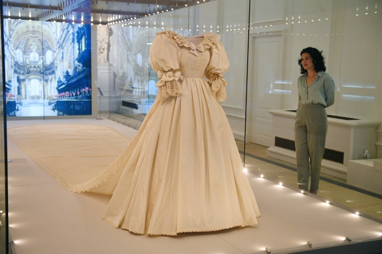 Dianas Hochzeitskleid wird in königlicher Modeausstellung gezeigt