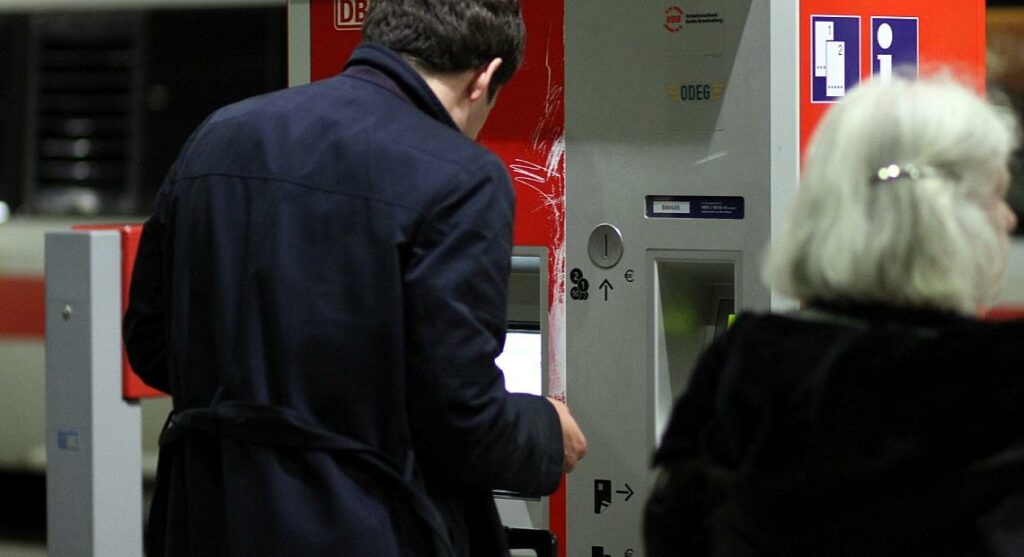 Reisender an einem Fahrkartenautomaten der Bahn (Archiv)