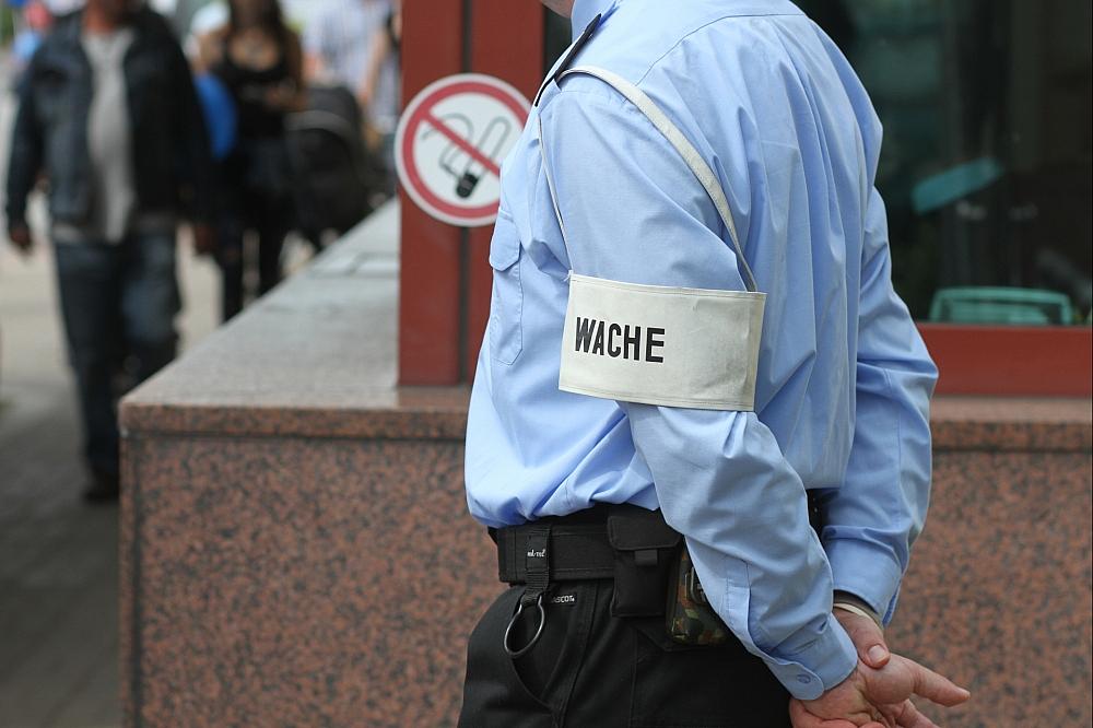 Städtetag kritisiert Stopp ziviler Nutzung von Bundeswehrflächen Privater Sicherheitsdienst an einer Kaserne (Archiv)