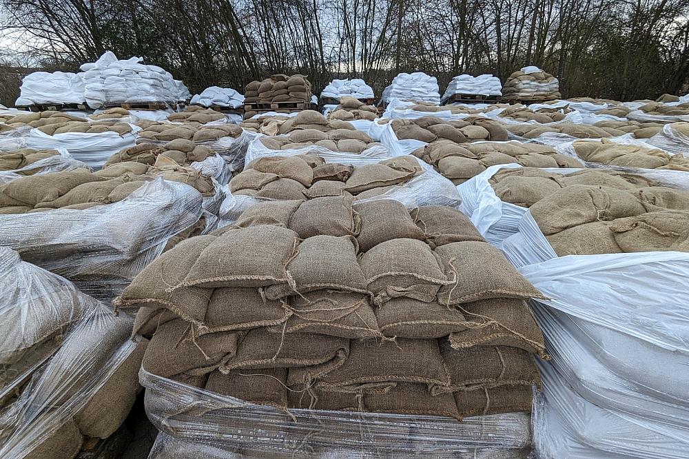 Allianz-Vorstand fordert besseren Hochwasser-Schutz Sandsäcke zum Hochwasserschutz (Archiv)