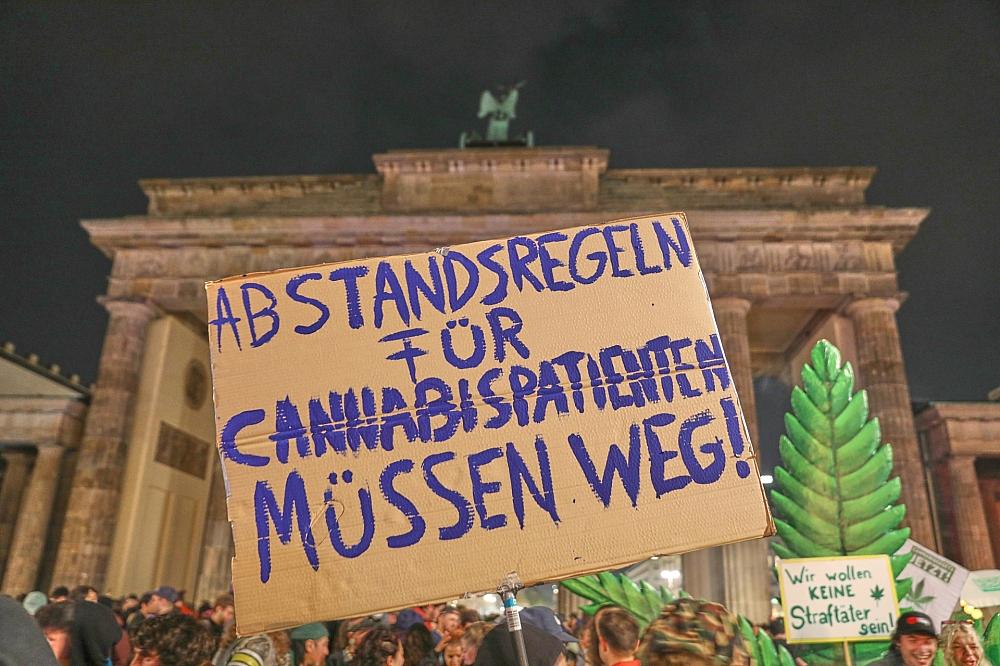 Bislang knapp 350 Cannabis-Vereine in Deutschland "Smoke-in" vor dem Brandenburger Tor (Archiv)