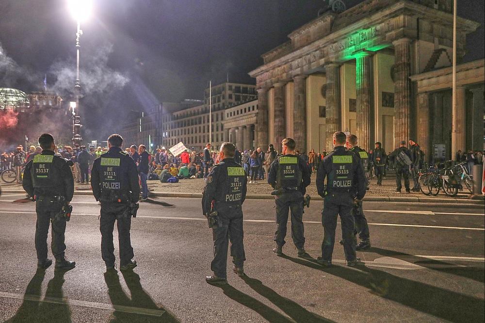 BKA meldt Rückgang der Rauschgiftdelikte nach Cannabis-Legalisierung "Smoke-in" vor dem Brandenburger Tor (Archiv)