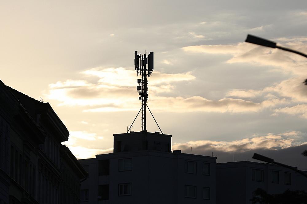 Koalition verschärft Sicherheitsanforderungen für 5G-Netze Handy-Sendemast (Archiv)