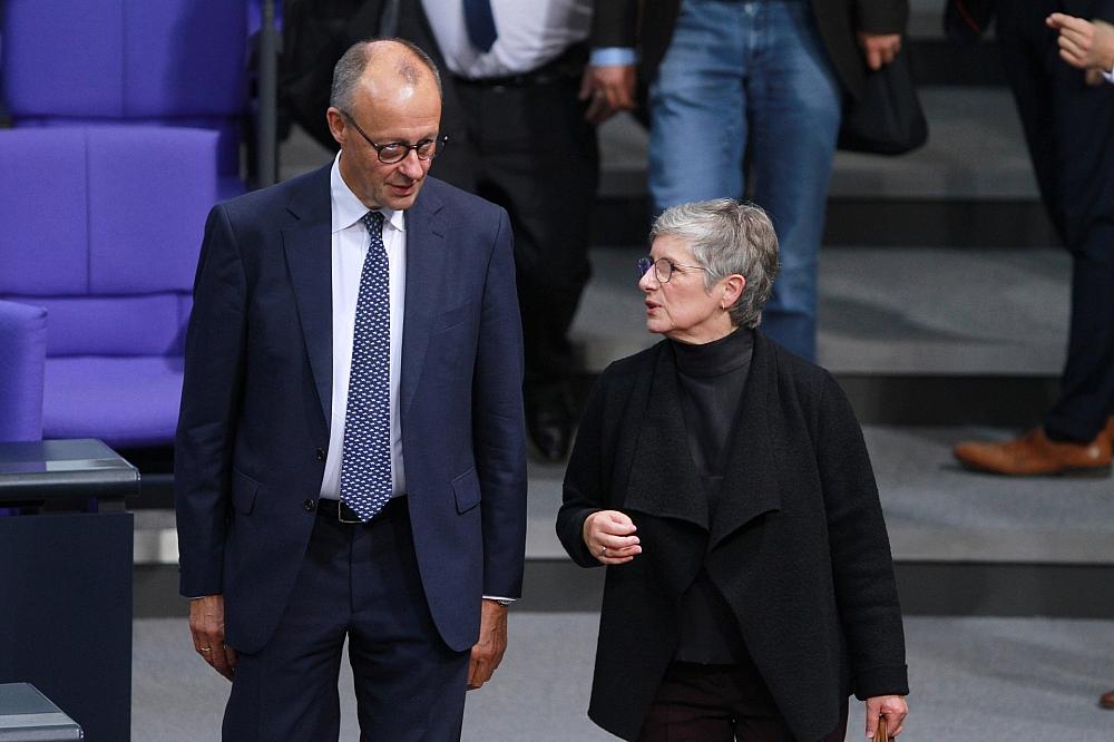 Haßelmann: Merz muss kommunale Finanzprobleme angehen Friedrich Merz und Britta Haßelmann (Archiv)