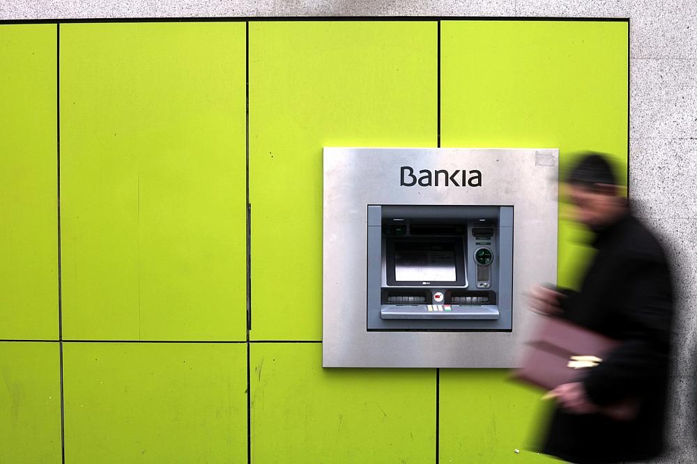 Inflation im Euroraum sinkt im Oktober auf 2,1 Prozent Geldautomat der Bankia-Bank in Spanien (Archiv)