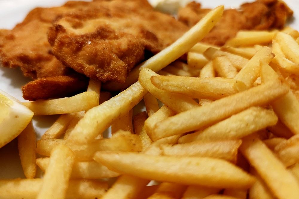 Umfrage: Mehrheit hat kein Problem mit „Veggie-Schnitzel“ Pommes mit Wiener Schnitzel (Archiv)