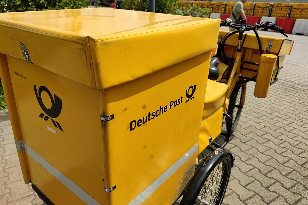 Bundesnetzagentur droht Post wegen Beschwerden mit Geldstrafe Deutsche Post E-Bike (Archiv)