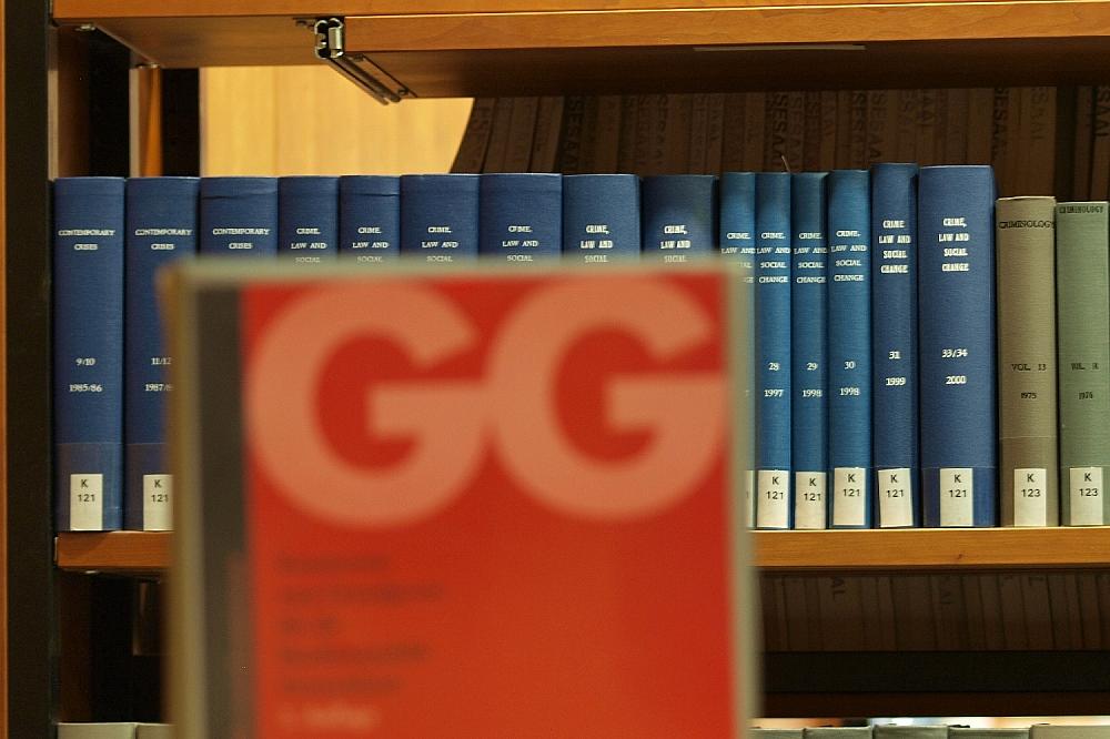 Rufe aus SPD nach Kinderrechte-Verankerung im Grundgesetz Ausgabe des Grundgesetzes in einer Bibliothek (Archiv)