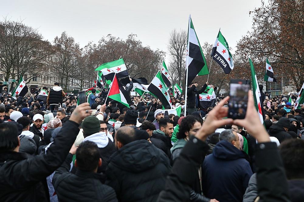 Zuzüge von Syrern nach Assad-Sturz halbiert Syrer in Deutschland feiern den Sturz von Assad in Syrien (Archiv)