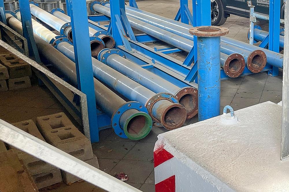 Bauindustrie: Sondervermögen bringt keinen Auftragsschub Rohre auf einer Baustelle (Archiv)