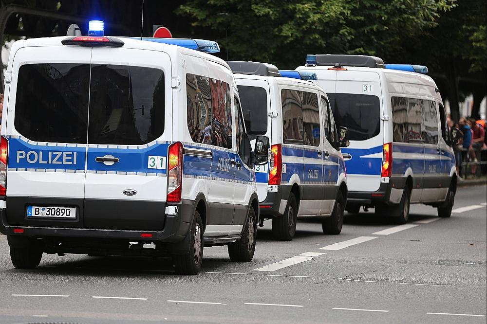 Internationale Razzia gegen Betrugsnetzwerke Polizeiautos (Archiv)