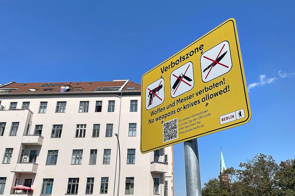 Berlin will Telefonüberwachung bereits bei illegalem Waffenbesitz Waffenverbotszone in Berlin (Archiv)
