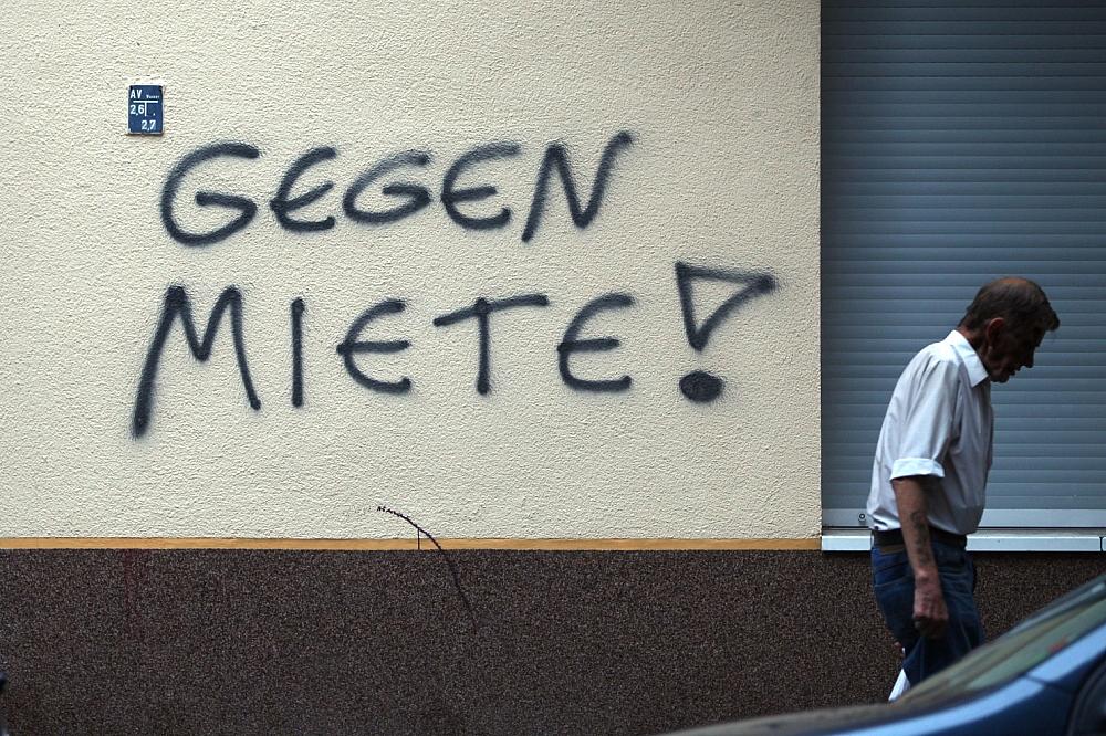 Ministerin will gegen Indexmieten, Möblierungen und Wucher vorgehen "Gegen Miete"-Graffiti an einer Hauswand in Berlin-Neukölln (Archiv)