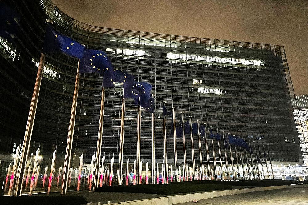 EU einigt sich vorläufig auf abgeschwächtes Klimaziel für 2040 EU-Fahnen (Archiv)