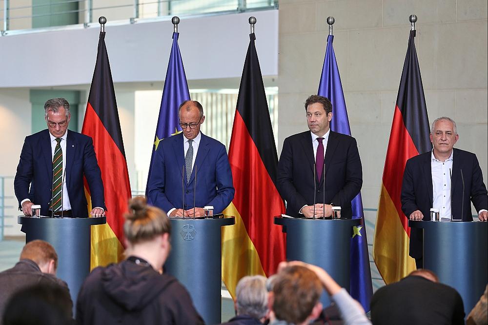 Merz verspricht Stahlbranche Einsatz für bessere Rahmenbedingungen Stahlgipfel am 06.11.2025