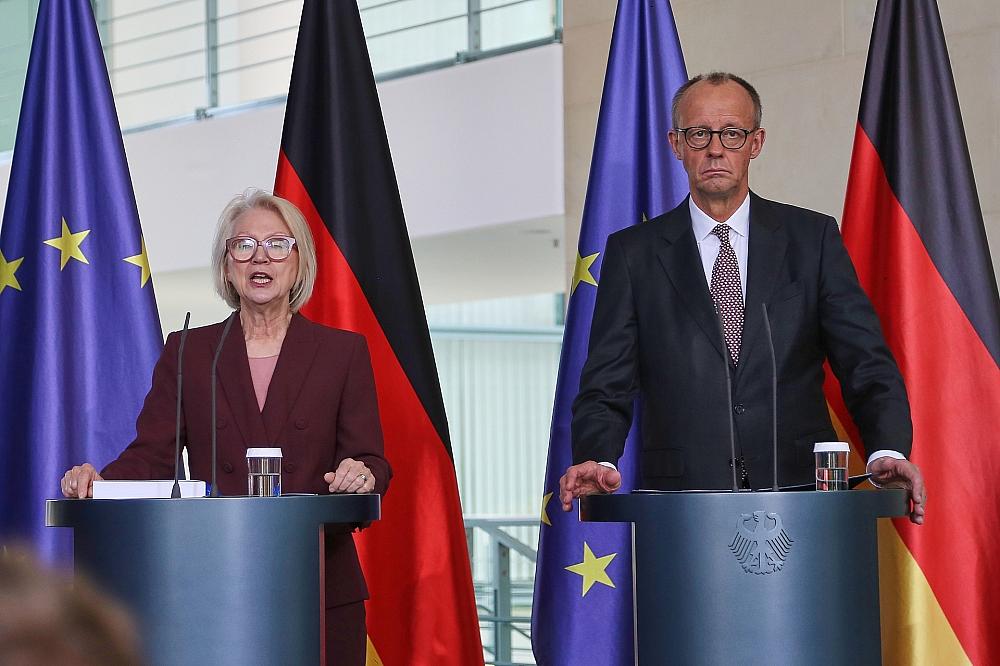 Wirtschaftsweise: Schnitzer übergibt Jahresgutachten an Merz Monika Schnitzer und Friedrich Merz am 12.11.2025