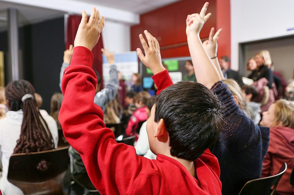 Berlins Regierender fordert Aufhebung des Kooperationsverbots Kinder in einer Schule am 21.11.2025