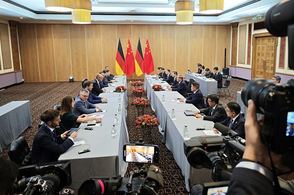 Merz trifft chinesischen Ministerpräsidenten beim G20-Gipfel Friedrich Merz bei einem bilateralen Treffen mit Li Qiang am 23.11.2025
