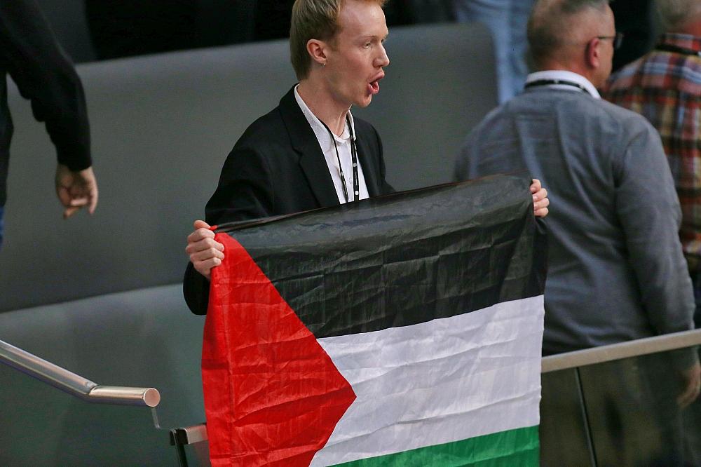 Wieder Pro-Palästinenser-Protest im Bundestag Besucher stört Bundestagssitzung mit Pro-Palästina-Protest am 26.11.2025