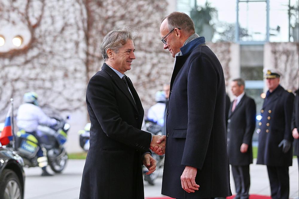 Slownien will bei Verteidigungsindustrie mehr Zusammenarbeit Robert Golob und Friedrich Merz am 28.11.2025