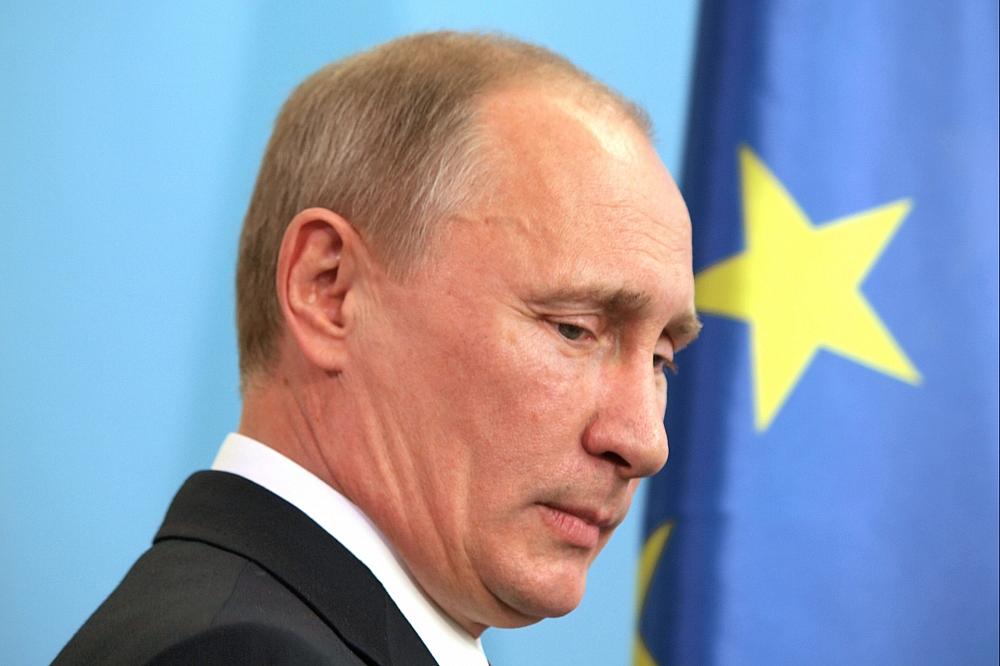 Putin spricht über Krieg mit Europa: „Es wird sehr schnell gehen“ Wladimir Putin vor EU-Fahne (Archiv)