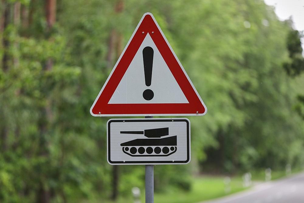 Bericht: Verteidigungsministerium will neue Puma-Schützenpanzer Warnung vor Panzern (Archiv)