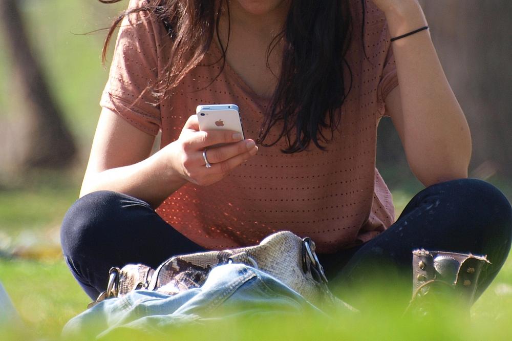 Betrügerisches App-Netzwerk bringt Geschädigte um Millionen Smartphone-Nutzerin (Archiv)