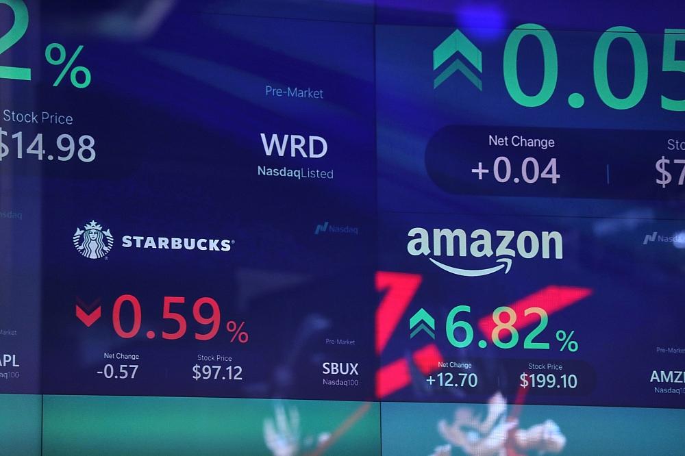 US-Börsen geben nach – Gebanntes Warten auf Zinsentscheid Börsenkurse von Starbucks und Amazon an der Nasdaq (Archiv)