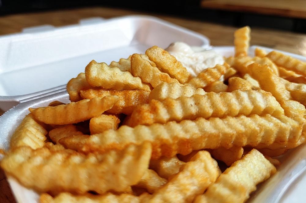 Forscher: Hochverarbeitete Lebensmittel nicht pauschal ungesund Pommes mit Majo (Archiv)