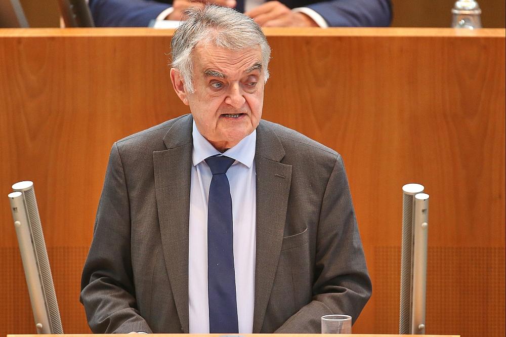 Reul drängt auf mehr Maßnahmen für Sicherheit im Fußball Herbert Reul (Archiv)