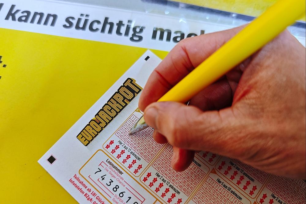 Gewinnzahlen Eurojackpot vom Dienstag (09.12.2025) Spielschein für Eurojackpot (Archiv)