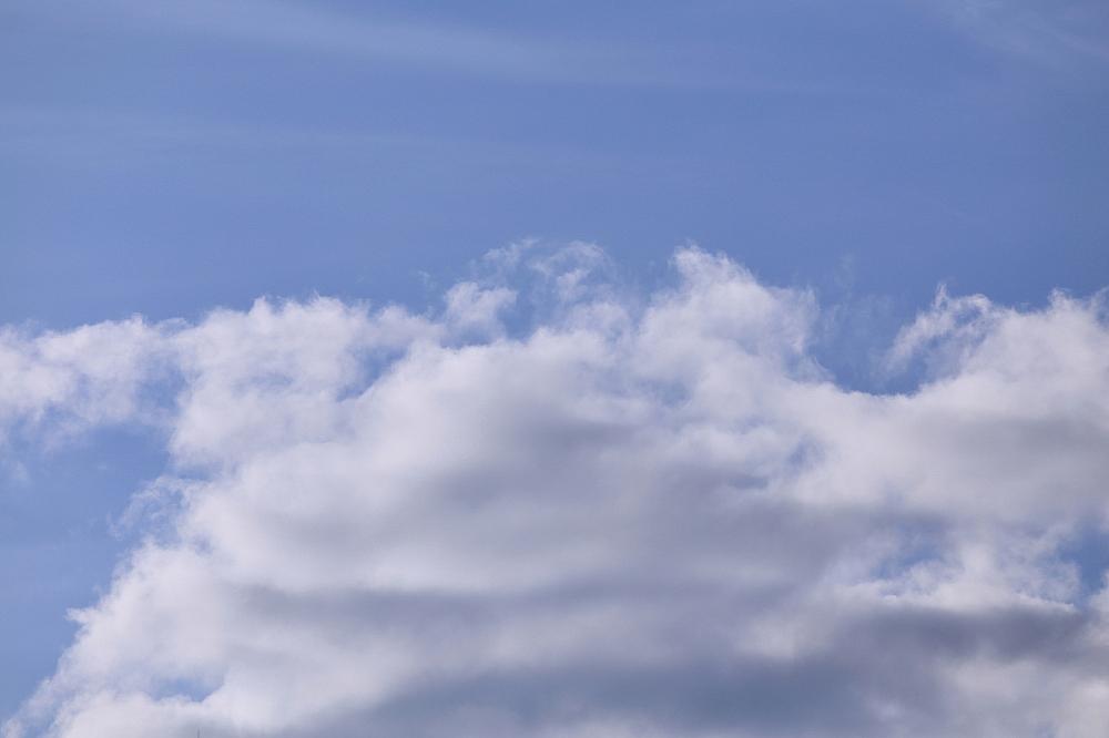 Forscher finden Hinweis auf Treibhausgas-Leck in Süddeutschland Blauer Himmel mit Wolken (Archiv)
