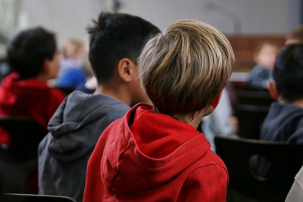 Regionale Unterschiede bei Kinderrechte-Umsetzung weiter groß Kinder in einer Schule (Archiv)
